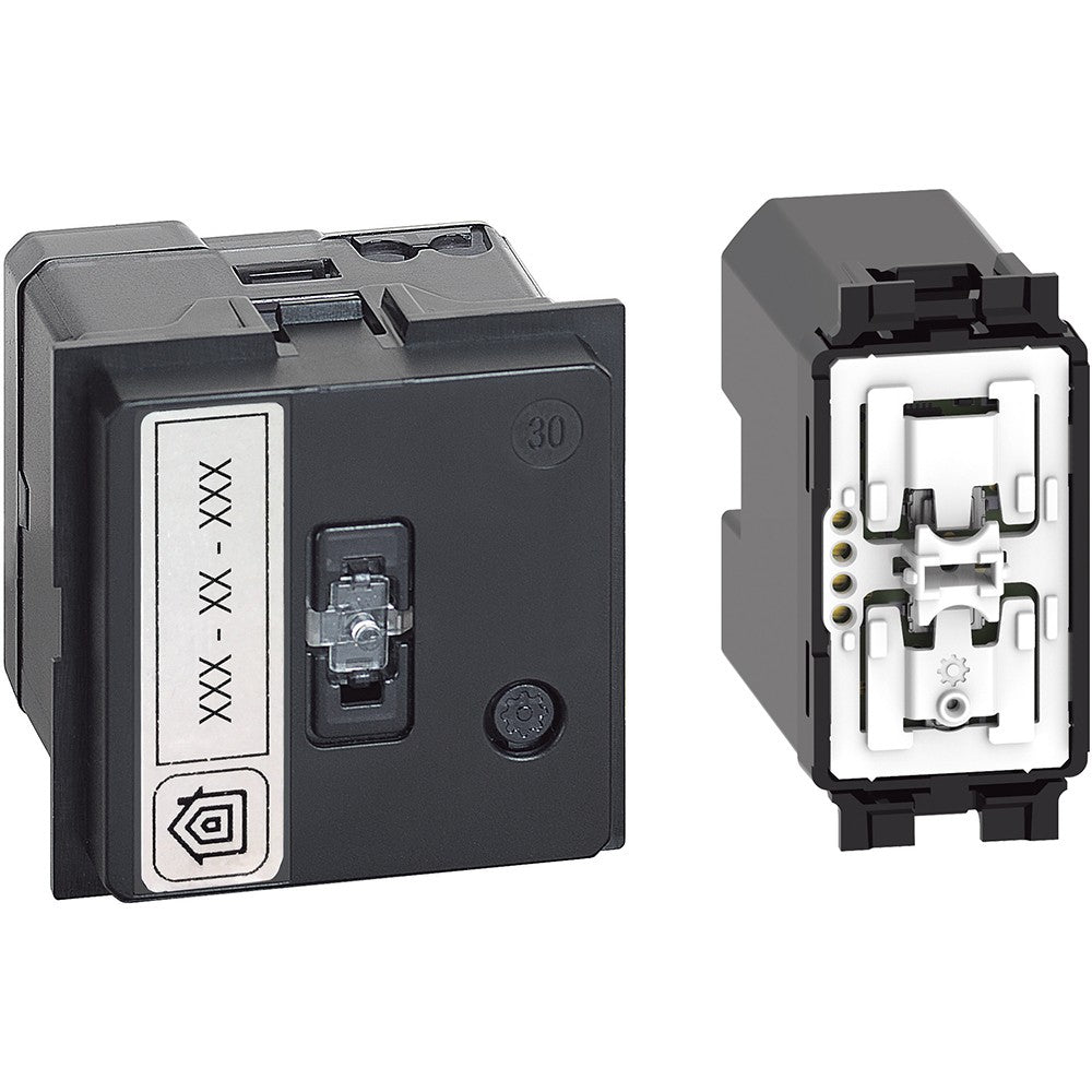 Componente elettrico con connettore, rappresentante un'unità per installazioni in sistemi domotici.