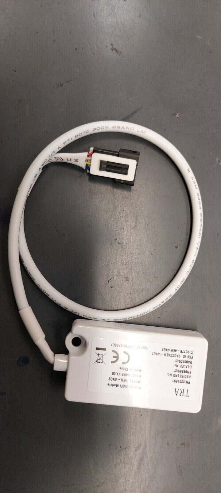 Modulo WiFi wireless AEH-W4G2 per condizionatore Hisense, con connettore e cavo bianco.