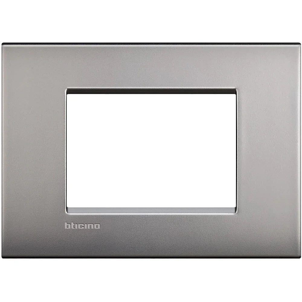 Placca 3P Nichel Satinato BTicino LNC4803NK - Design Elegante e Funzionale per Ambienti Moderni