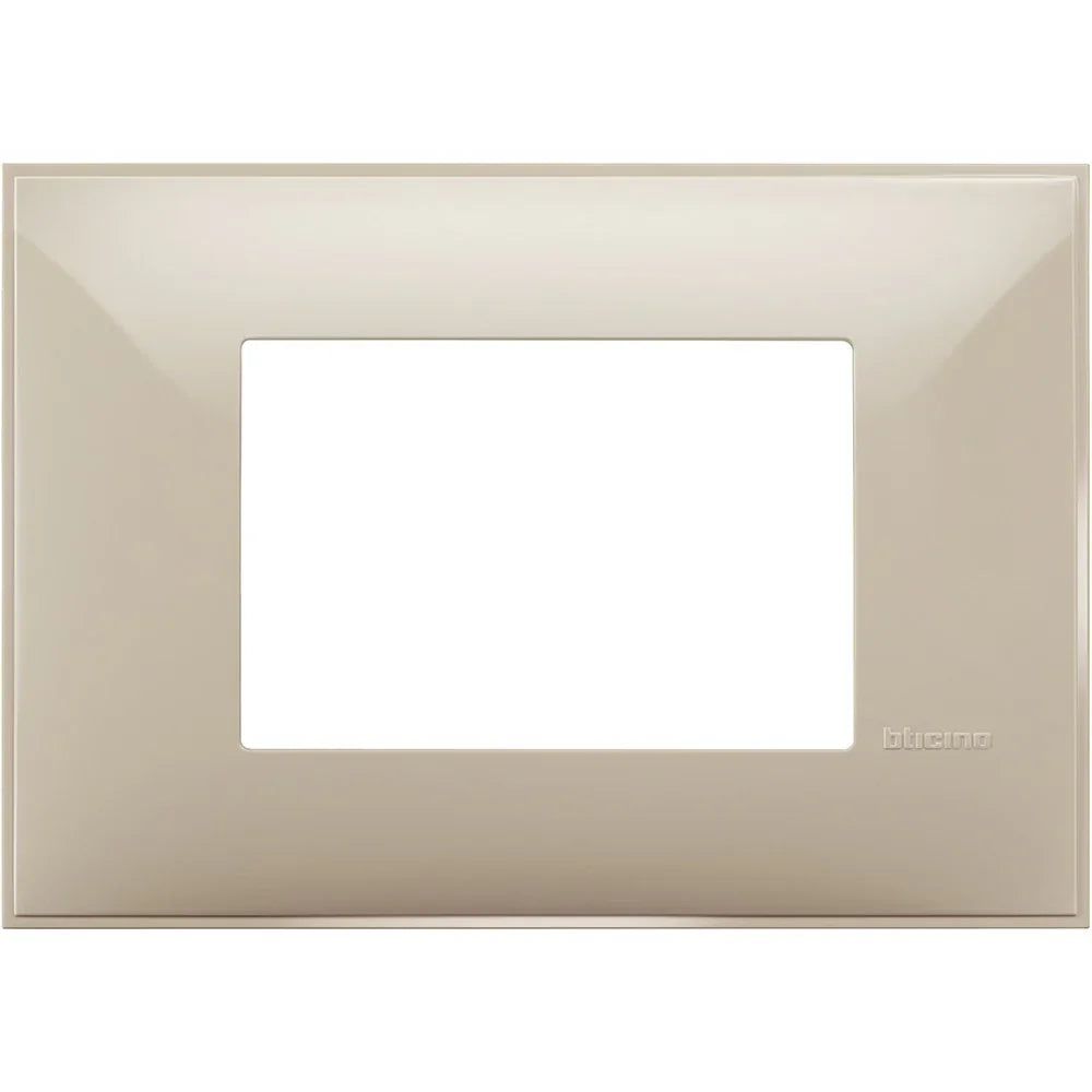 BTicino Placca 3 Moduli Colore Crema - Elegante e Funzionale - Codice SKU: BTICINO-PL-03-CREMA