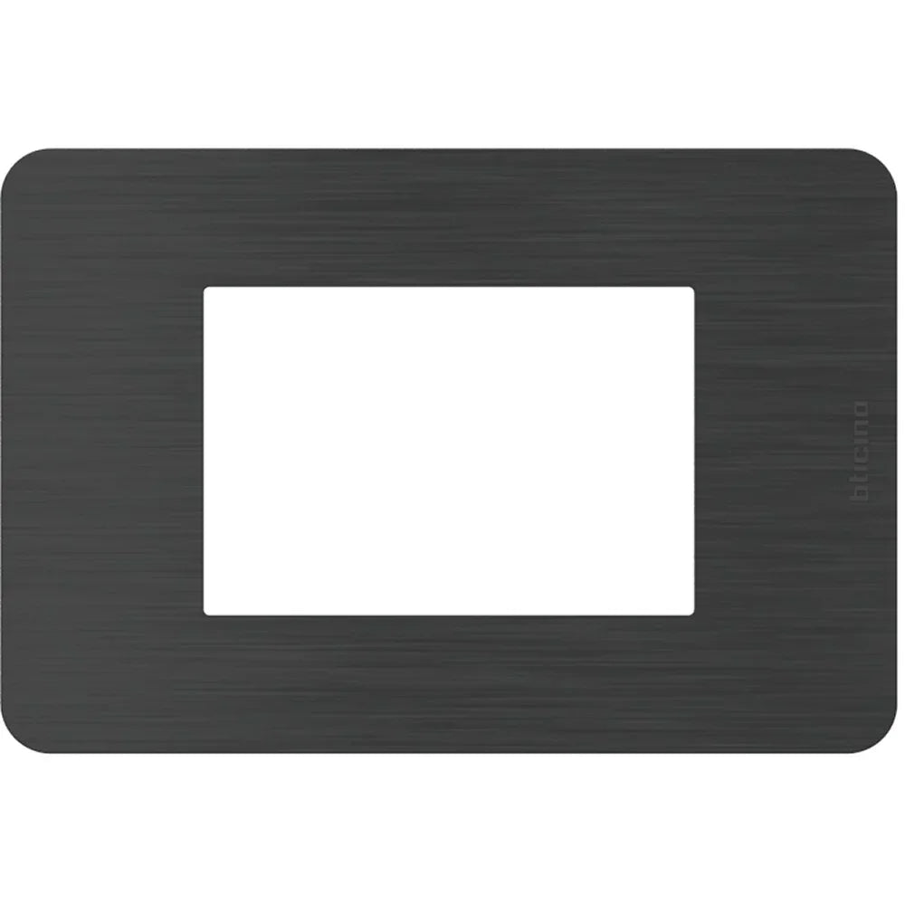 Placca BTicino MatixGO 3 Moduli Nero Nichel Cod. JA4803EN - Eleganza Moderna e Funzionalità