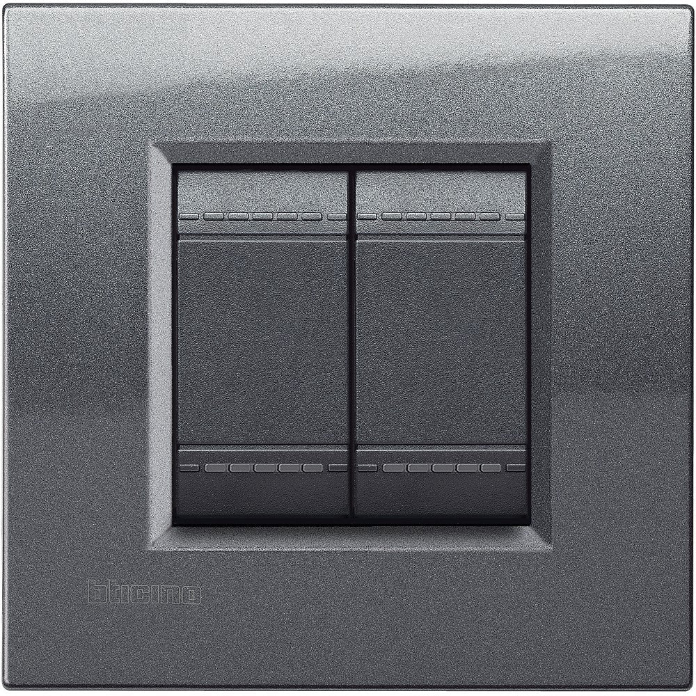 Living Light Placca quadra 2 moduli in acciaio BTicino, misure 86mm x 88mm, elegante e funzionale.