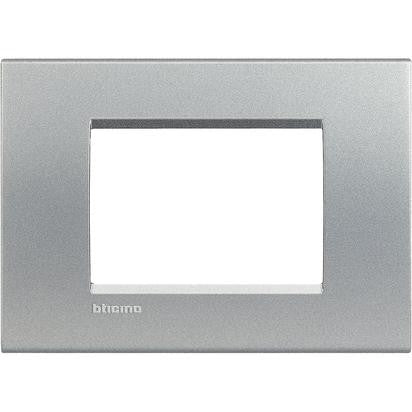 BTicino Living Light Placca 3P Tech LNA4803TE quadra 3 moduli in tecnopolimero, altezza 86mm, larghezza 120mm.