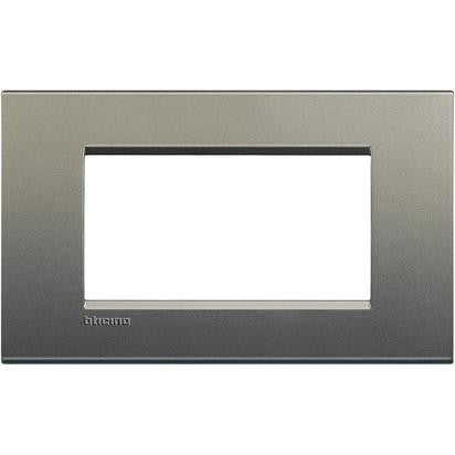 Placca quadra Living Light 4 moduli avenue in metallo, marchio BTicino, dimensioni altezza 86mm, larghezza 142mm.