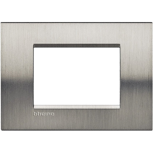 Living Light Placca 3P Acciaio spazzolato BTicino, 86mm x 120mm, design moderno, materiale metallico, eleganza funzionale