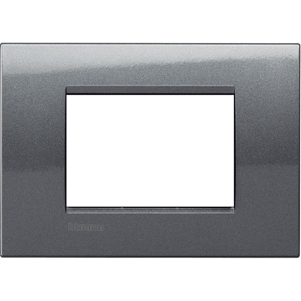 Placca quadra Living Light 3 moduli in acciaio, design elegante e resistente, marca BTicino, altezza 86mm, larghezza 120mm.