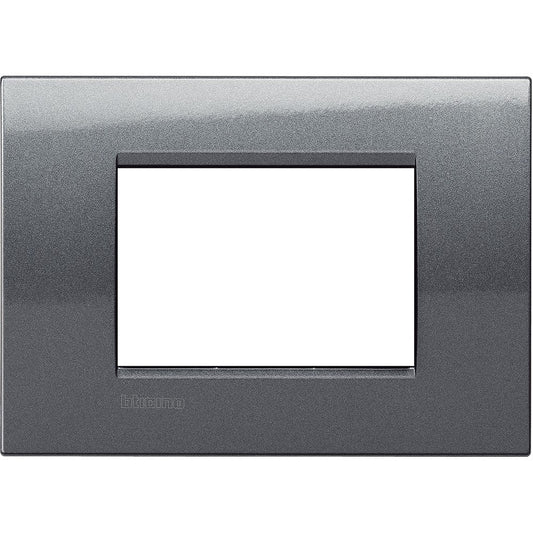 Placca quadra Living Light 3 moduli in acciaio, design elegante e resistente, marca BTicino, altezza 86mm, larghezza 120mm.