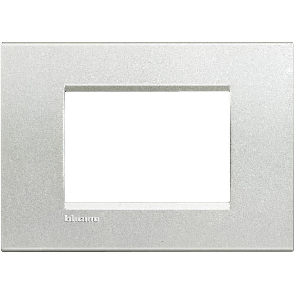 Living Light Placca 3P Argento by BTicino, quadra 3 moduli metal frame, 86mm x 120mm, stylish electrical accessory.