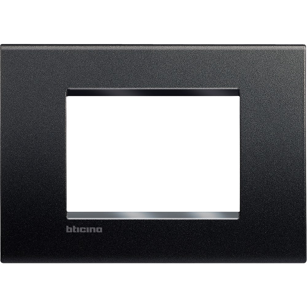 BTicino Living Light Placca 3P Antracite quadra 3 moduli in tecnopolimero, dimensioni 86mm x 120mm.