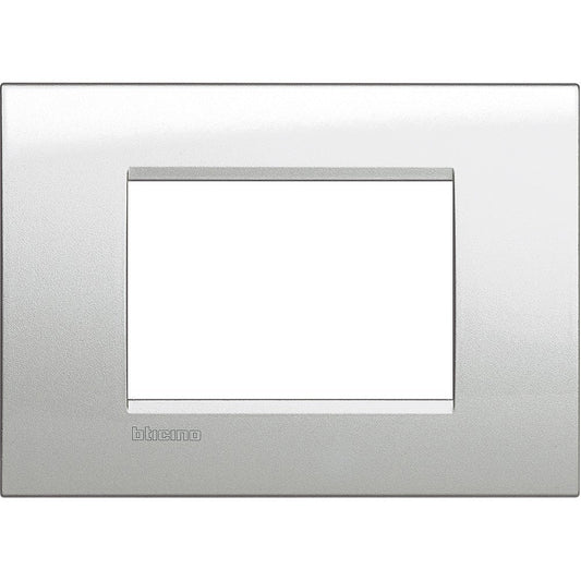 Living Light Placca 3P in argento lunare, 3 moduli, metallo, BTicino, altezza 86mm, larghezza 120mm.