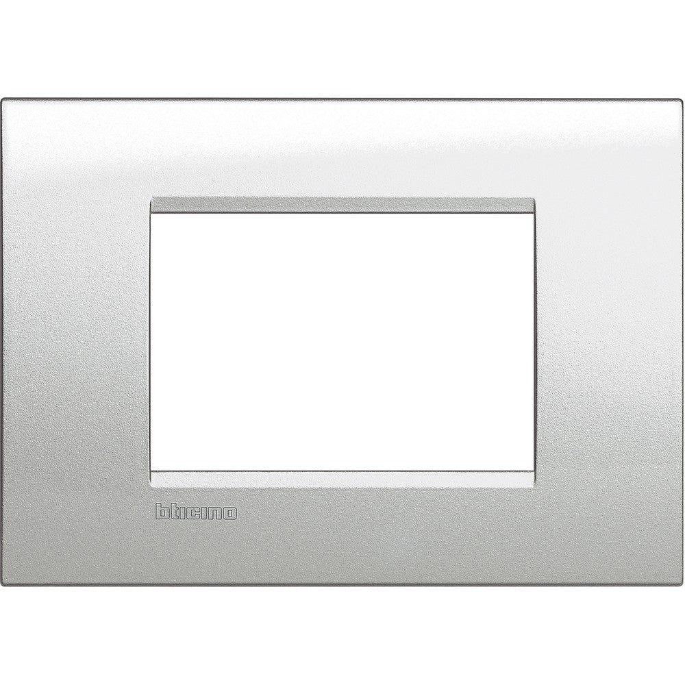 Living Light Placca 3P in argento lunare, metallo, BTicino, dimensioni 86mm x 120mm, design elegante e moderno.
