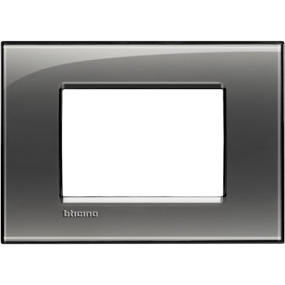 Living Light Placca 3P Fumo di Londra by BTicino, quadra modulare in tecnopolimero, 86mm x 120mm.