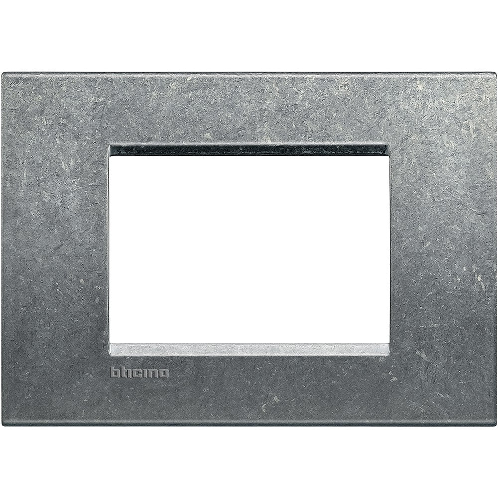 Living Light Placca quadra 3 moduli in metallo BTicino, altezza 86mm, larghezza 120mm, design elegante e moderno.