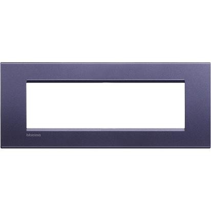 Placca quadra Livinglight 7 moduli in metallo, colore blu, marca BTicino, dimensioni 208mm x 86mm.