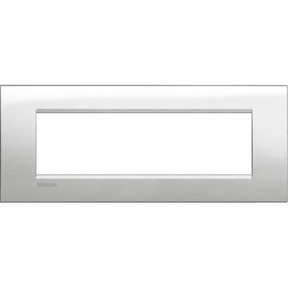 Living Light Placca 7P in argento lunare, design elegante, quadrato, 7 moduli, materiale metallico, marchio BTicino.