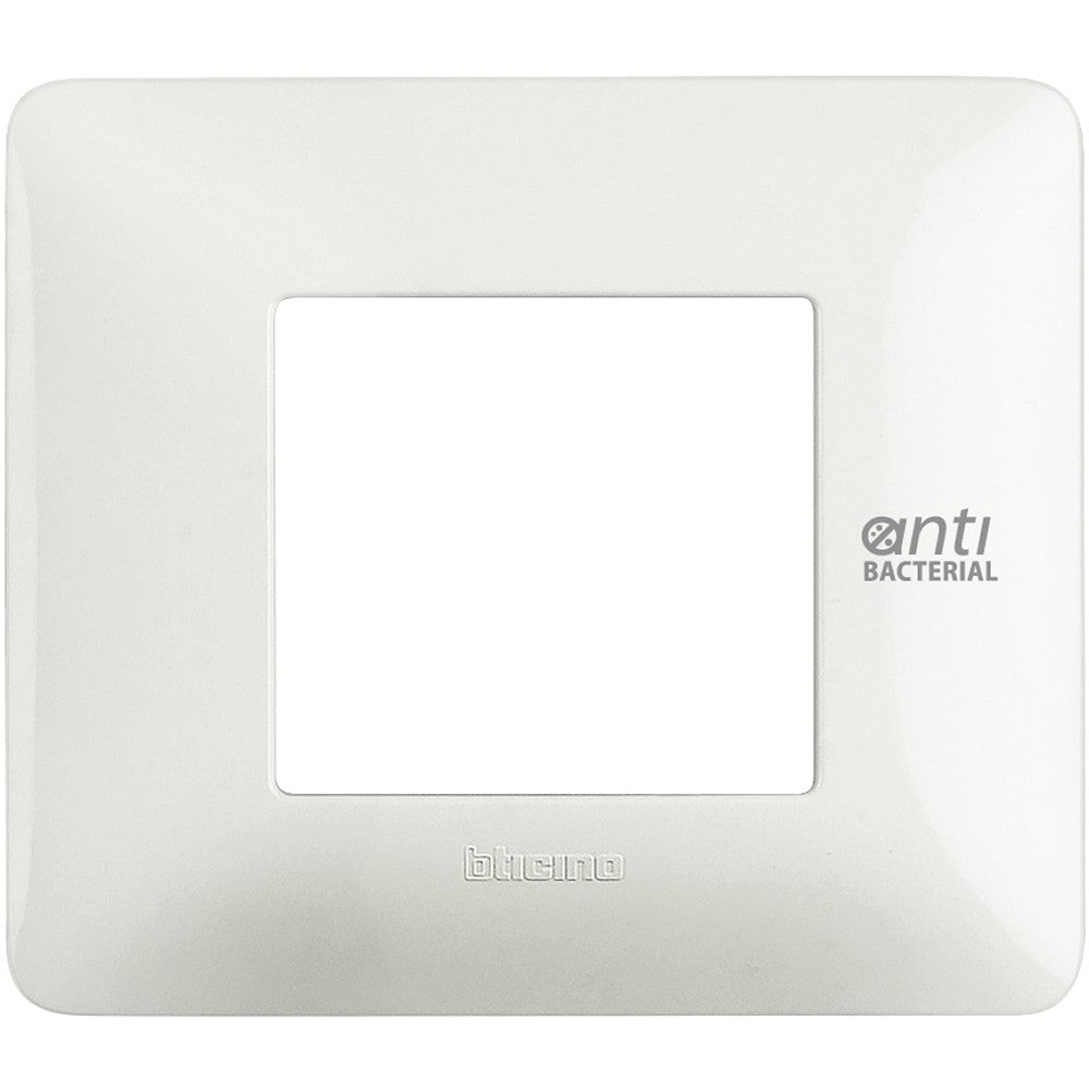 Placca in tecnopolimero antibatterico bianca a 2 moduli BTicino, serie Matix, altezza 84mm, larghezza 96.2mm.