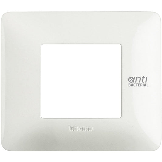 Placca in tecnopolimero antibatterico bianca a 2 moduli BTicino, serie Matix, altezza 84mm, larghezza 96.2mm.