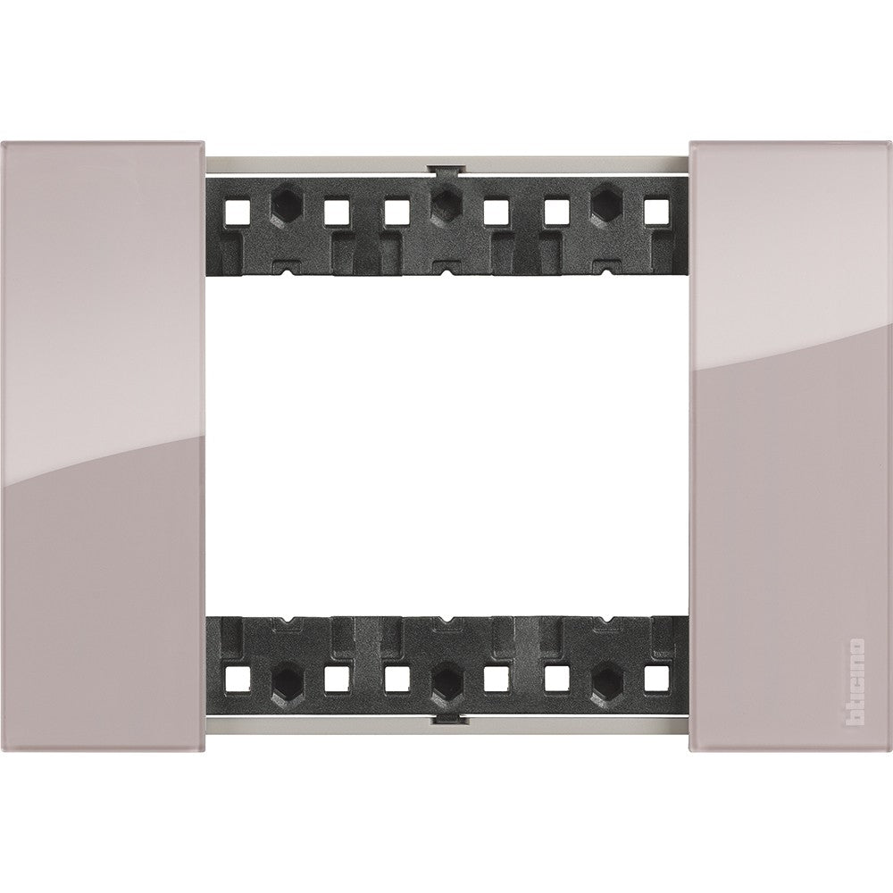 Placca BTicino Living Now 3 moduli aura, plastica bimaterica, altezza 86mm, larghezza 125mm.