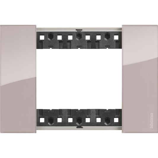 Placca BTicino Living Now 3 moduli aura, plastica bimaterica, altezza 86mm, larghezza 125mm.