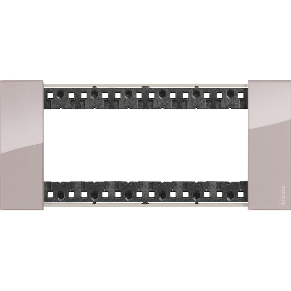 Placca Bticino Living Now 6 moduli colore Aura KA4806DM in plastica bimaterica, altezza 86mm, larghezza 192.5mm.
