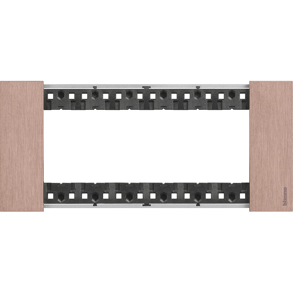 Placca Bticino Living Now 6 moduli in rame, altezza 86mm, larghezza 192.5mm, per serie Living Now.
