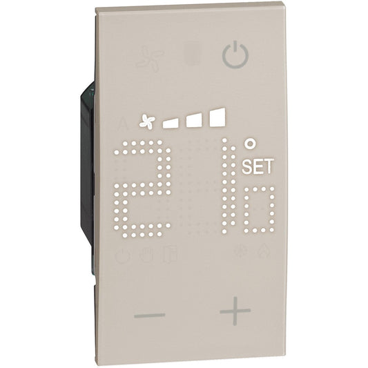 Termostato Bticino Living Now Sabbia KM4691 con display retroilluminato per controllo della temperatura.