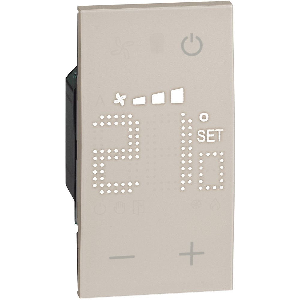 Termostato Bticino Living Now Sabbia KM4691 con display retroilluminato per controllo temperatura.