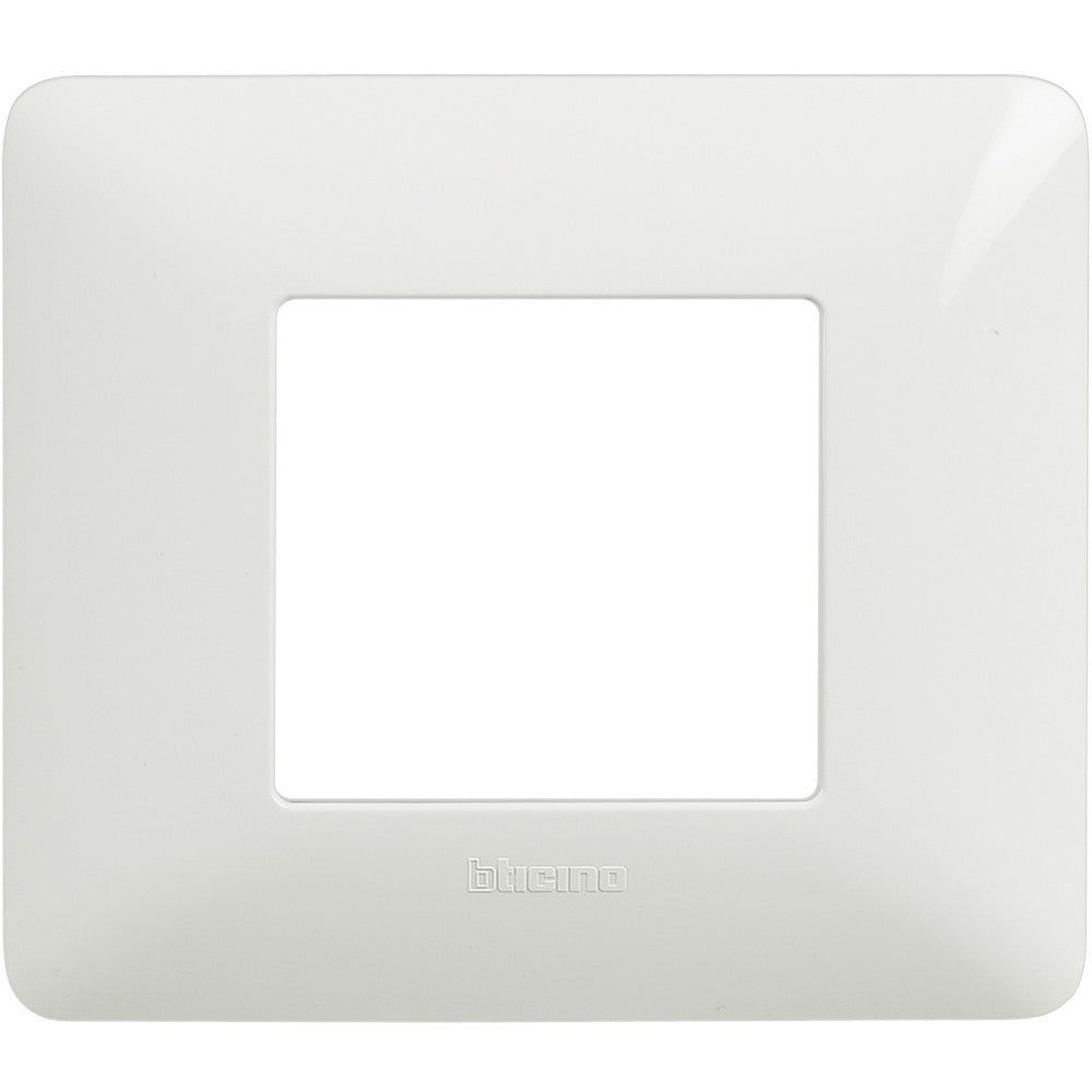 Placca BTicino Matix bianco 2 moduli in tecnopolimero, dimensioni 84mm x 96.2mm. Design moderno e funzionale.