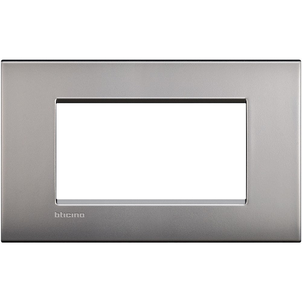 Living Light Placca 4P in nichel satinato, serie BTicino, 4 moduli, 86mm x 142mm, design elegante e moderno.