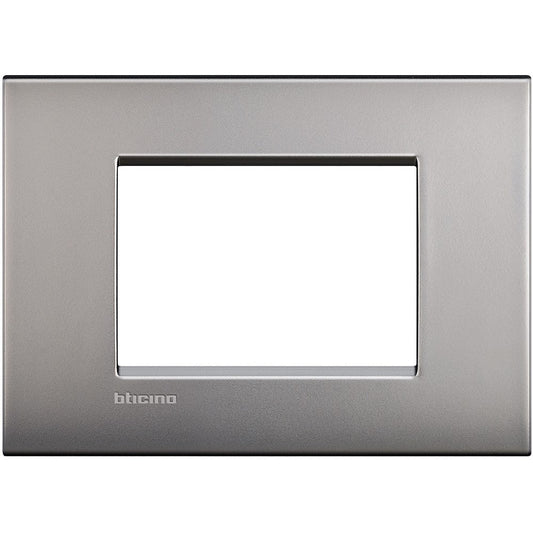 Placca 3 moduli nichel satinato BTicino Living Light, misura 86mm x 120mm, design elegante per moduli elettrici.