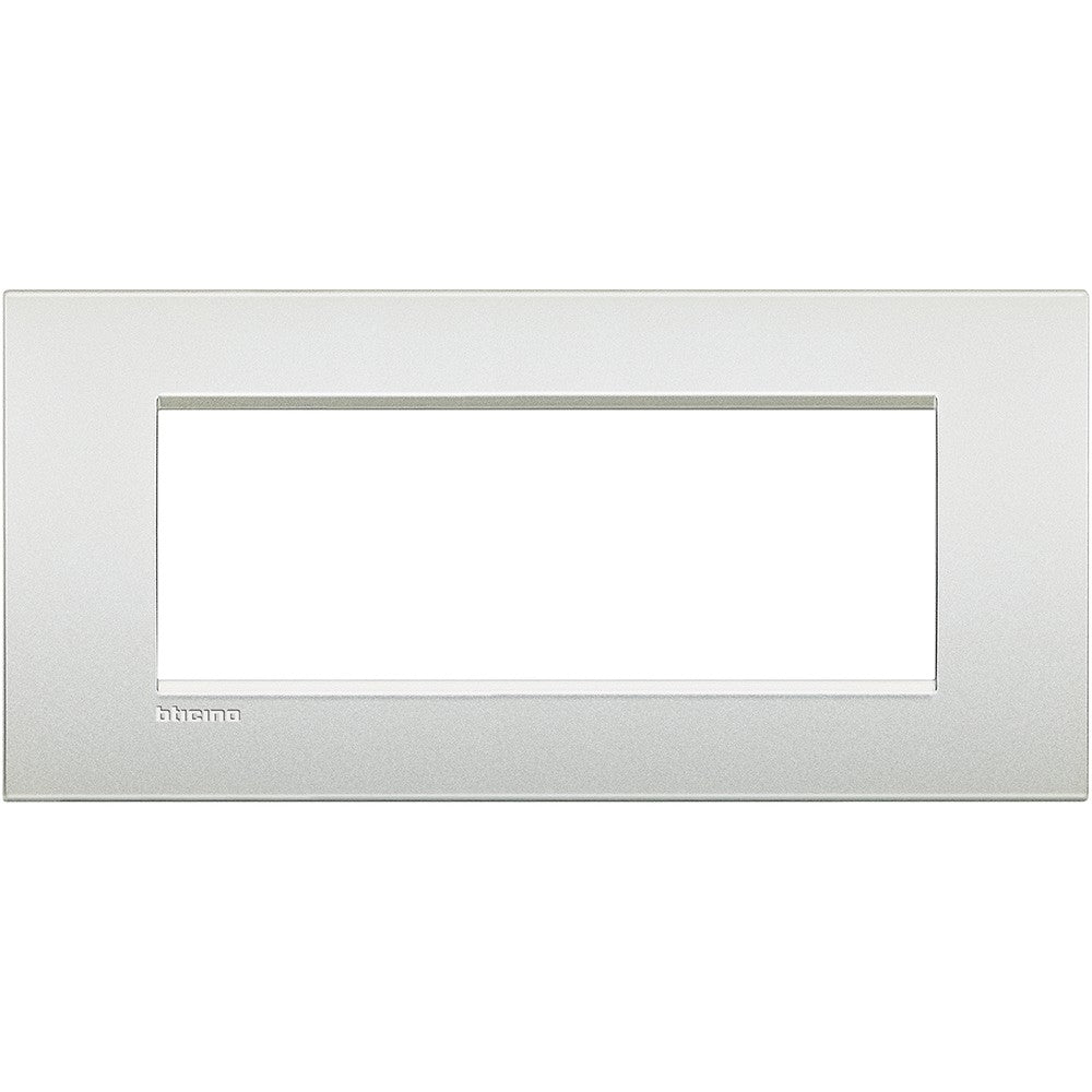 Placca 7 moduli Living Light BTicino in bianco perla, metallo, dimensioni 86mm x 208mm, serie Livinglight Air.