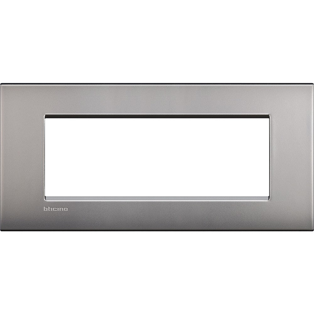 Living Light Placca 7P in nichel satinato, metallo, 7 moduli, serie BTicino, altezza 86mm, larghezza 208mm.
