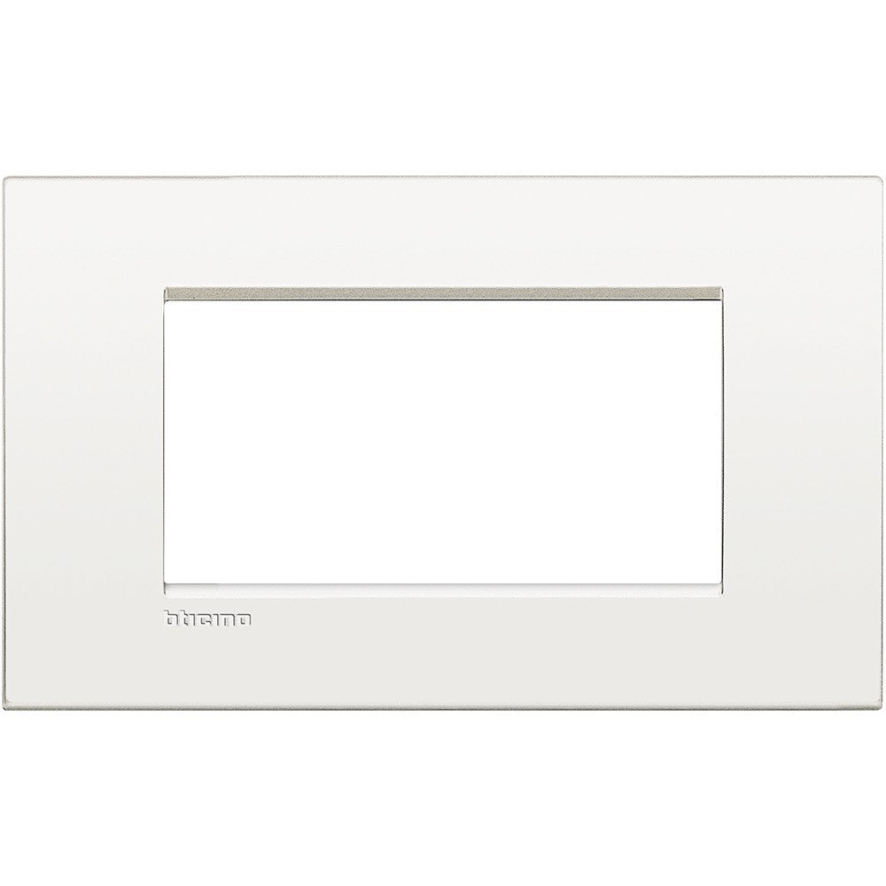 Living Light Placca 4P Bianco Puro - BTicino 4 module metal frame, height 86mm, width 142mm.
