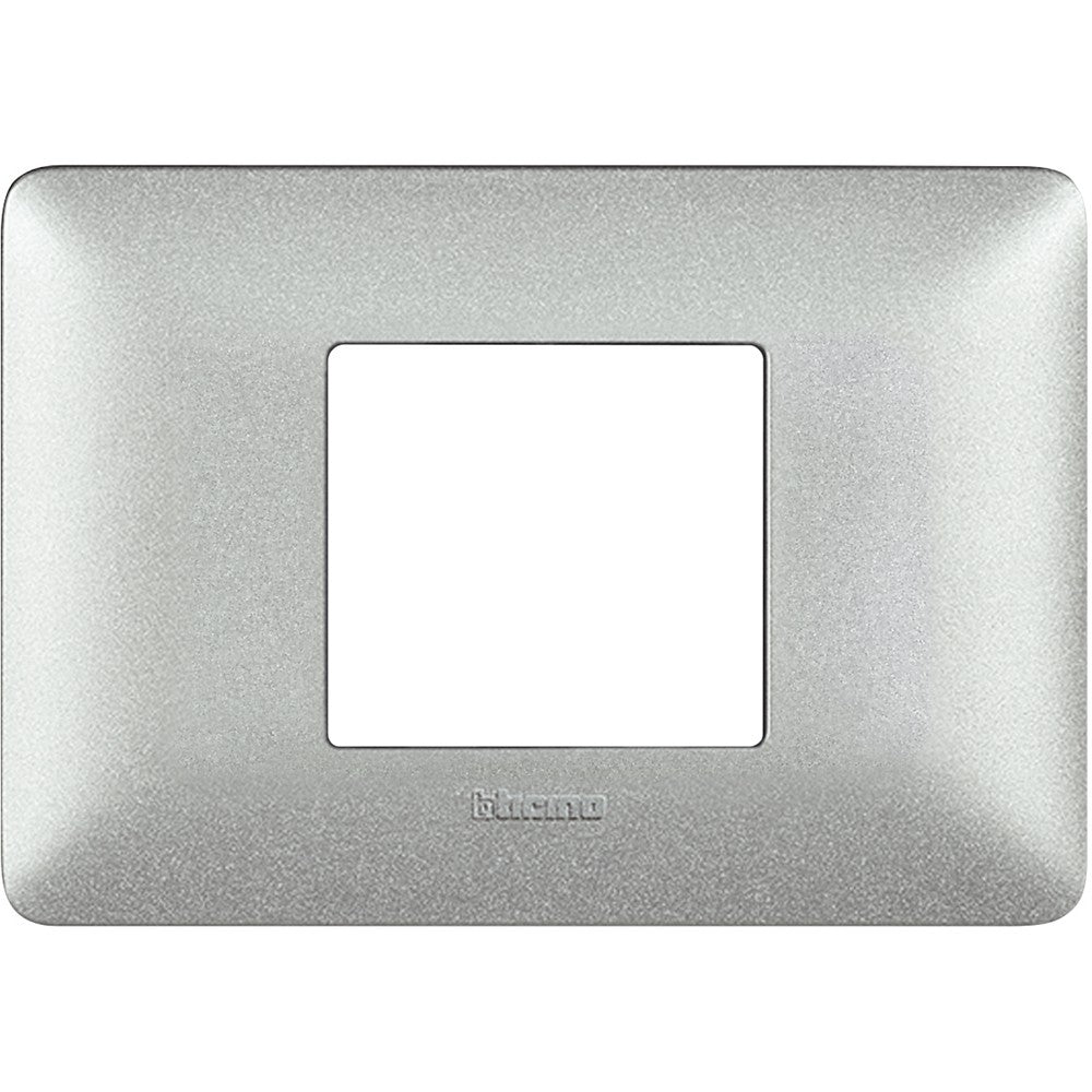 Placca BTicino Matix 2 moduli centrati colore bianco calce, materiale tecnopolimero, dimensioni 84mm x 120mm.