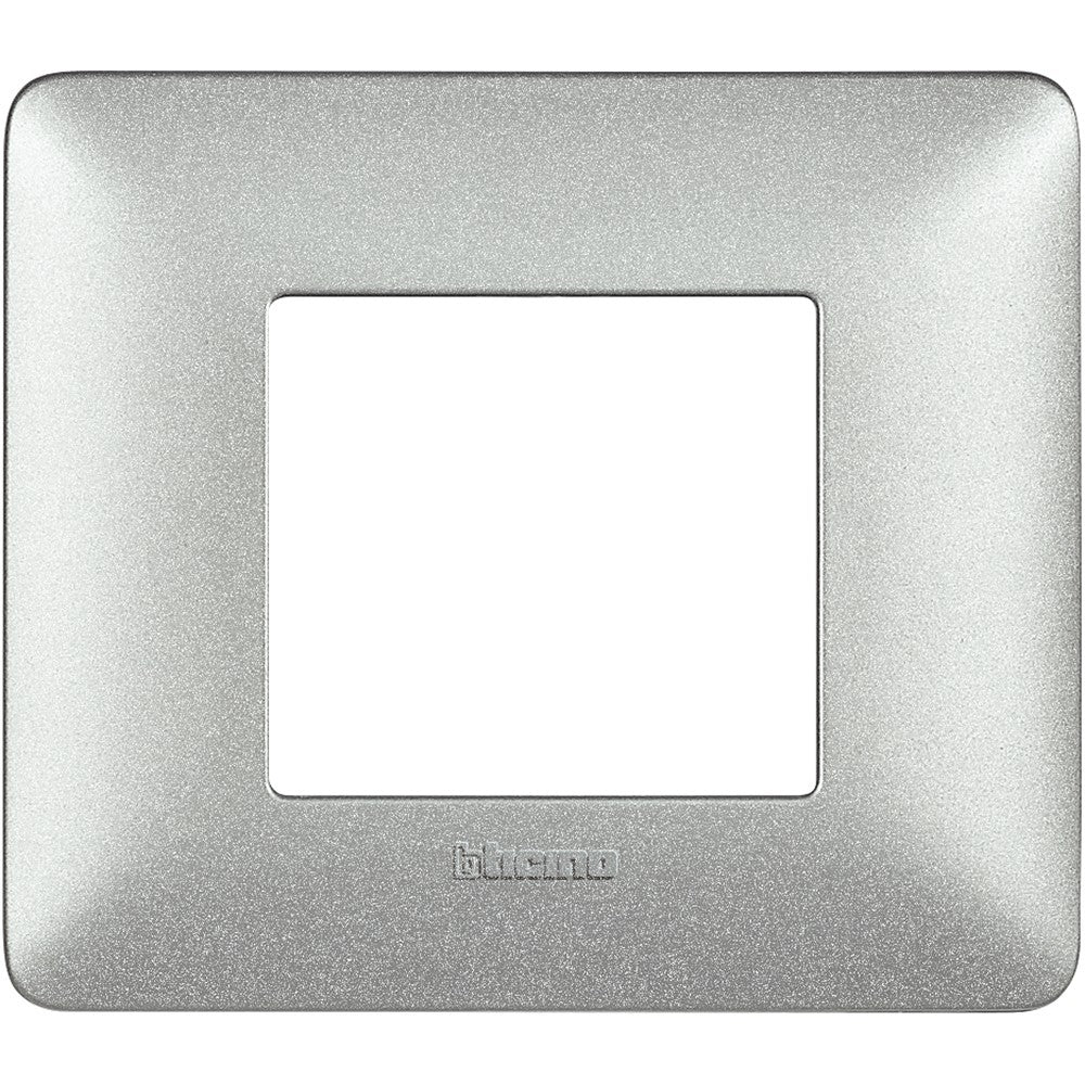 Placca BTicino Matix 2 moduli in colore argento, design elegante e moderno, adatta per interruttori e prese.