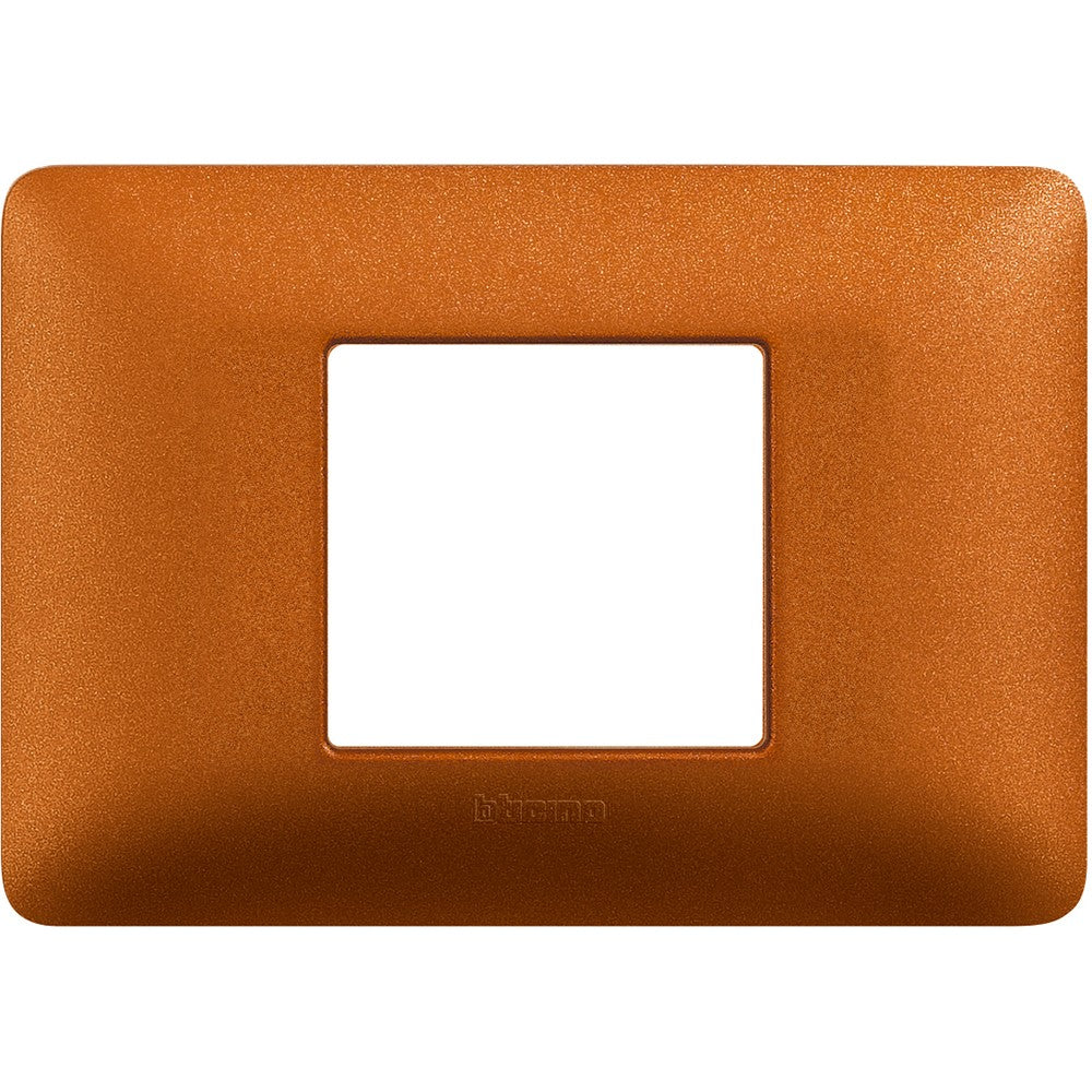 Placca BTicino Matix 2 moduli centrati in rosso terra, realizzata in tecnopolimero, misura 84mm x 120mm.