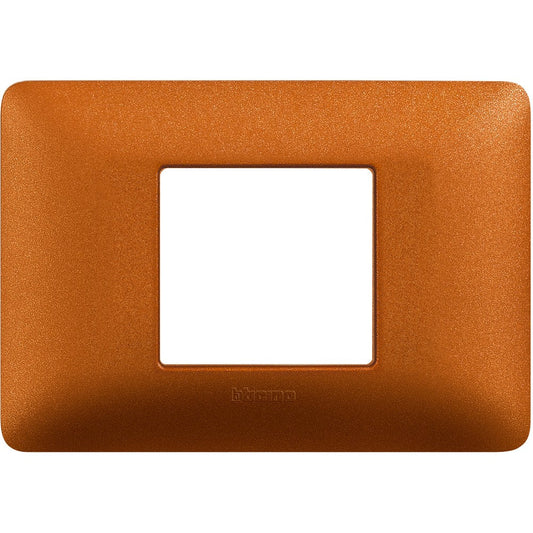 Placca BTicino Matix 2 moduli centrati in rosso terra, realizzata in tecnopolimero, misura 84mm x 120mm.