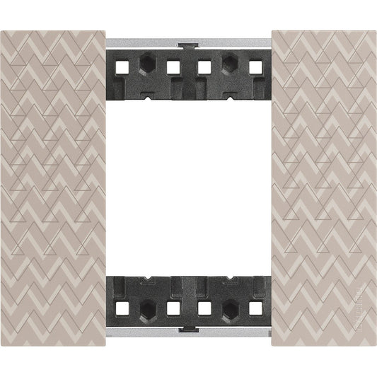 Placca Living Now 2 moduli Optic plastica bimaterica BTicino, altezza 86mm, larghezza 102.5mm.