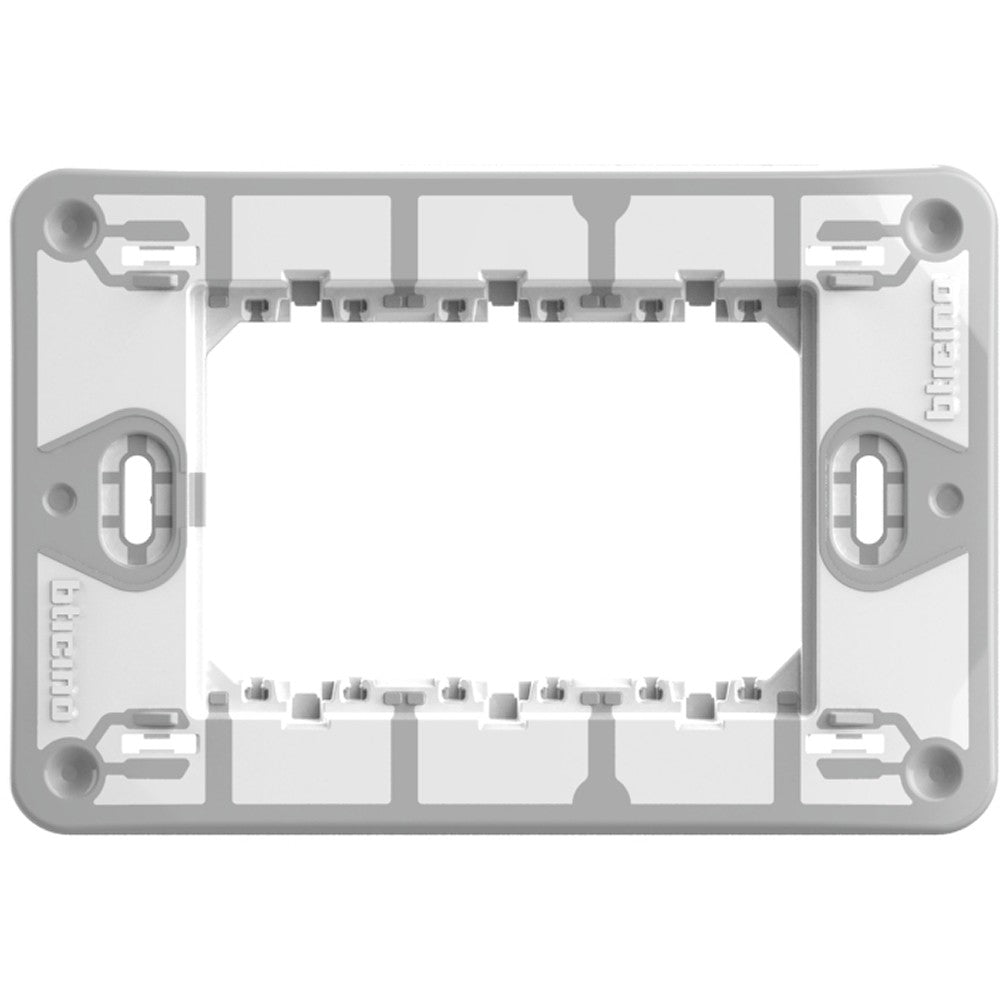 Supporto BTicino MatixGO 3 moduli con fissaggio a viti, design robusto e adattabile per installazioni elettriche.