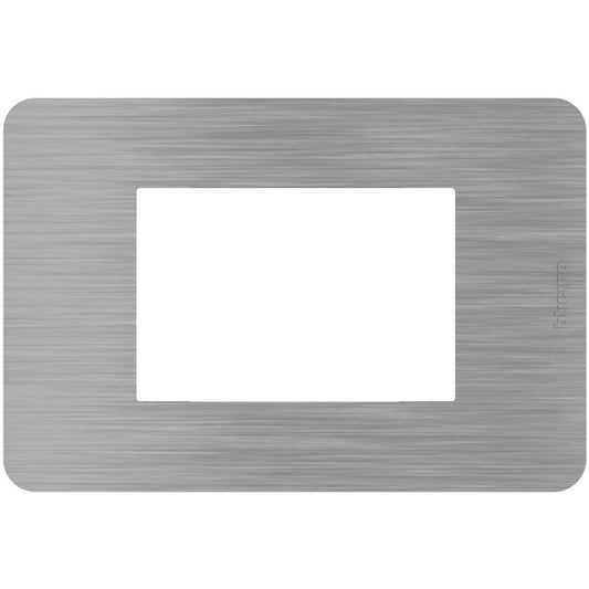 Placca Bticino MatixGO 3-moduli in acciaio spazzolato, design elegante e moderno, misura 84.2x124.7 mm.