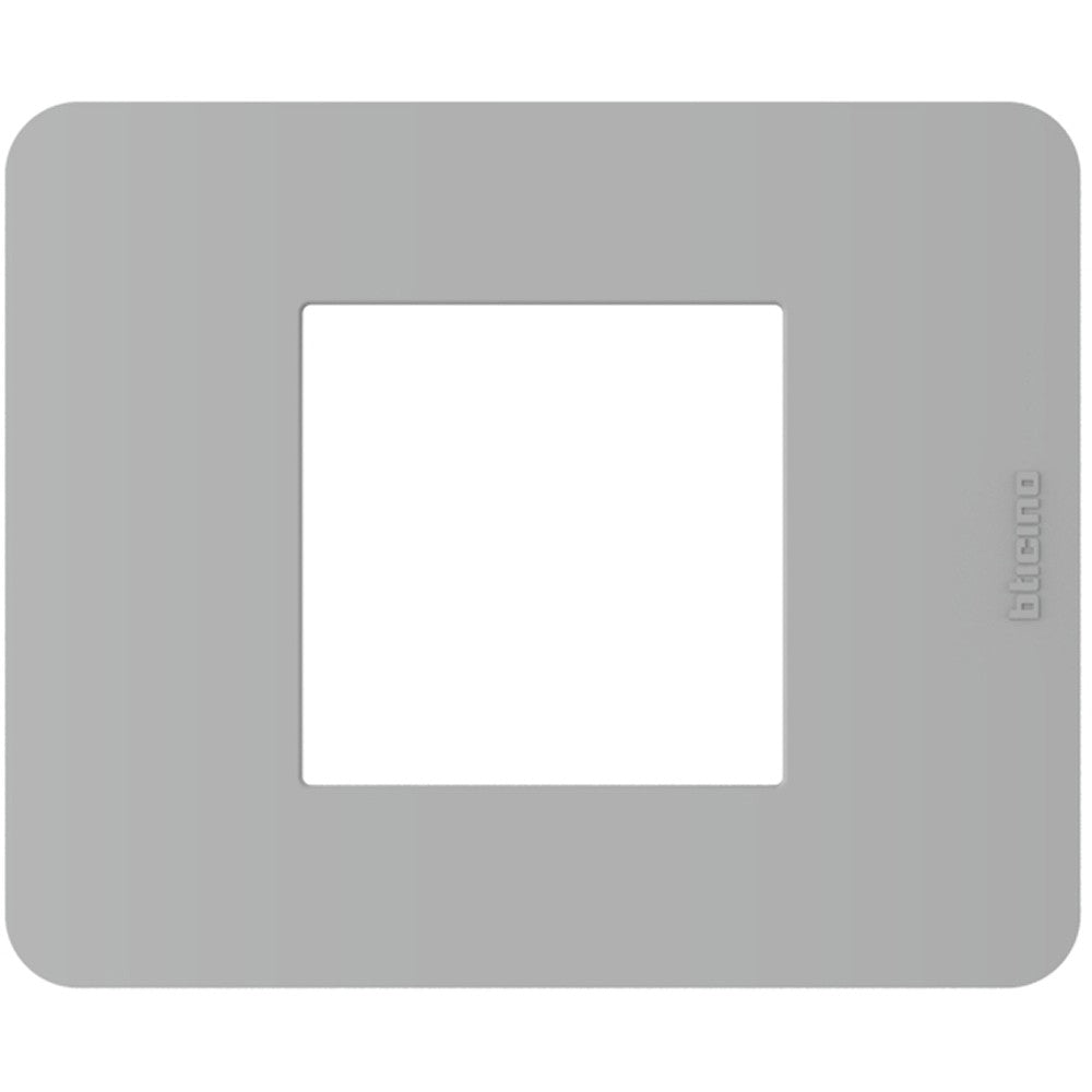 Placca Bticino MatixGO 2 moduli in grigio, materiale tecnopolimero, misura 84.2 x 102.2 mm.