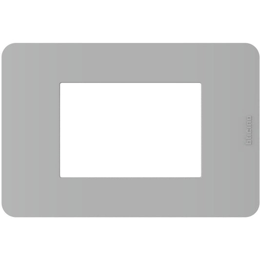 Placca Bticino MatixGO 3 moduli in Grigio, materiale tecnopolimero, misure 84.2x124.7 mm, design moderno.