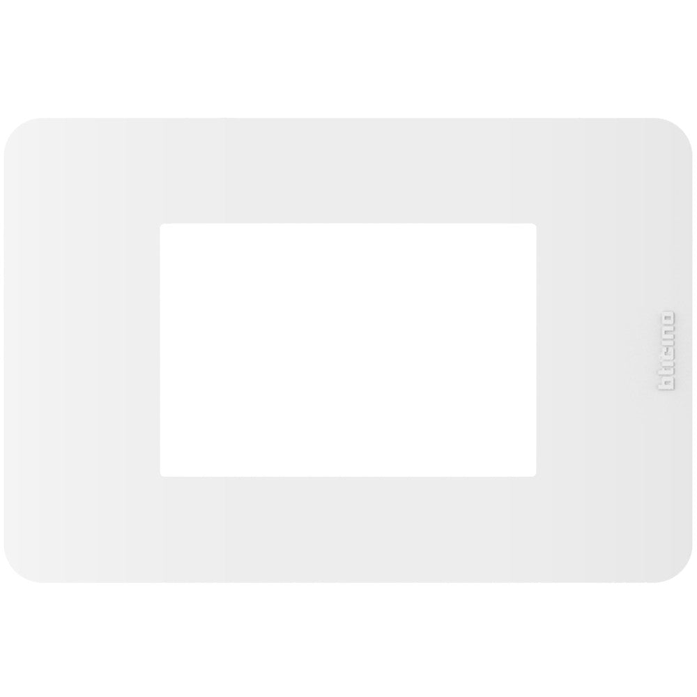 Placca BTicino MatixGO 3 moduli bianca JA4803JW in tecnopolimero, dimensioni 84.2x124.7mm.