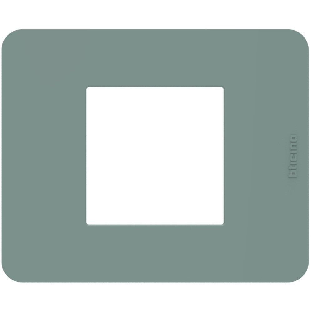 Placca BTicino MatixGO Agave 3 moduli in tecnopolimero, colore grigio, misura 84.2 x 102.2 mm.