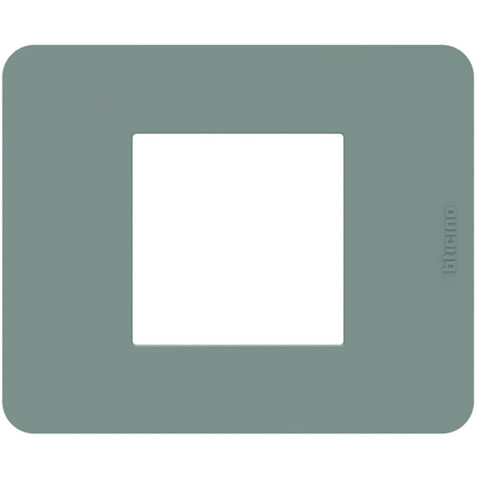 Placca BTicino MatixGO Agave 3 moduli in tecnopolimero, colore grigio, misura 84.2 x 102.2 mm.