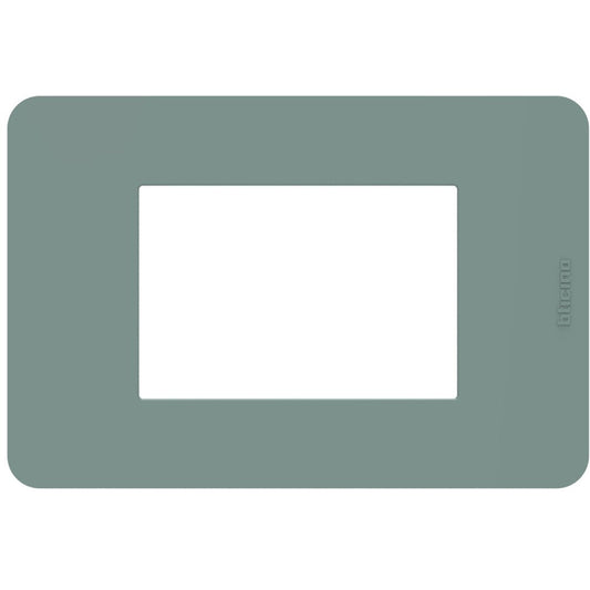 Placca BTicino MatixGO 3 moduli Agave JA4803TA in tecnopolimero, colore agave, dimensioni 84.2x124.7 mm.