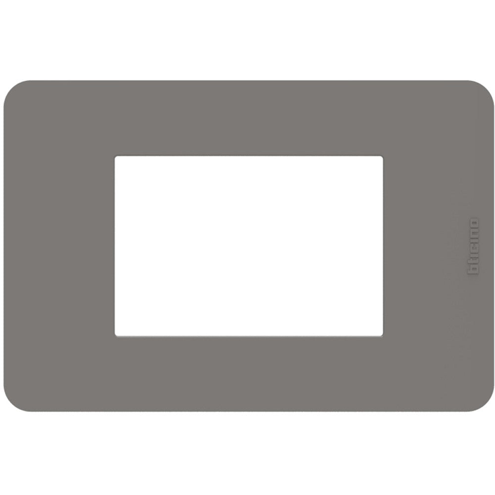 Placca Bticino MatixGO Tones in tortora, misura 3 moduli, realizzata in tecnopolimero. Perfetta per installazione elettrica.