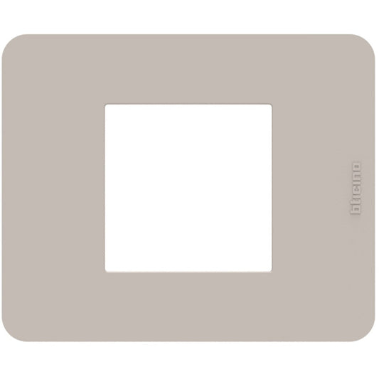 Placca Bticino MatixGO 2 moduli in sand, tecnopolimero, misura 84.2 x 102.2 mm, design moderno ed elegante.