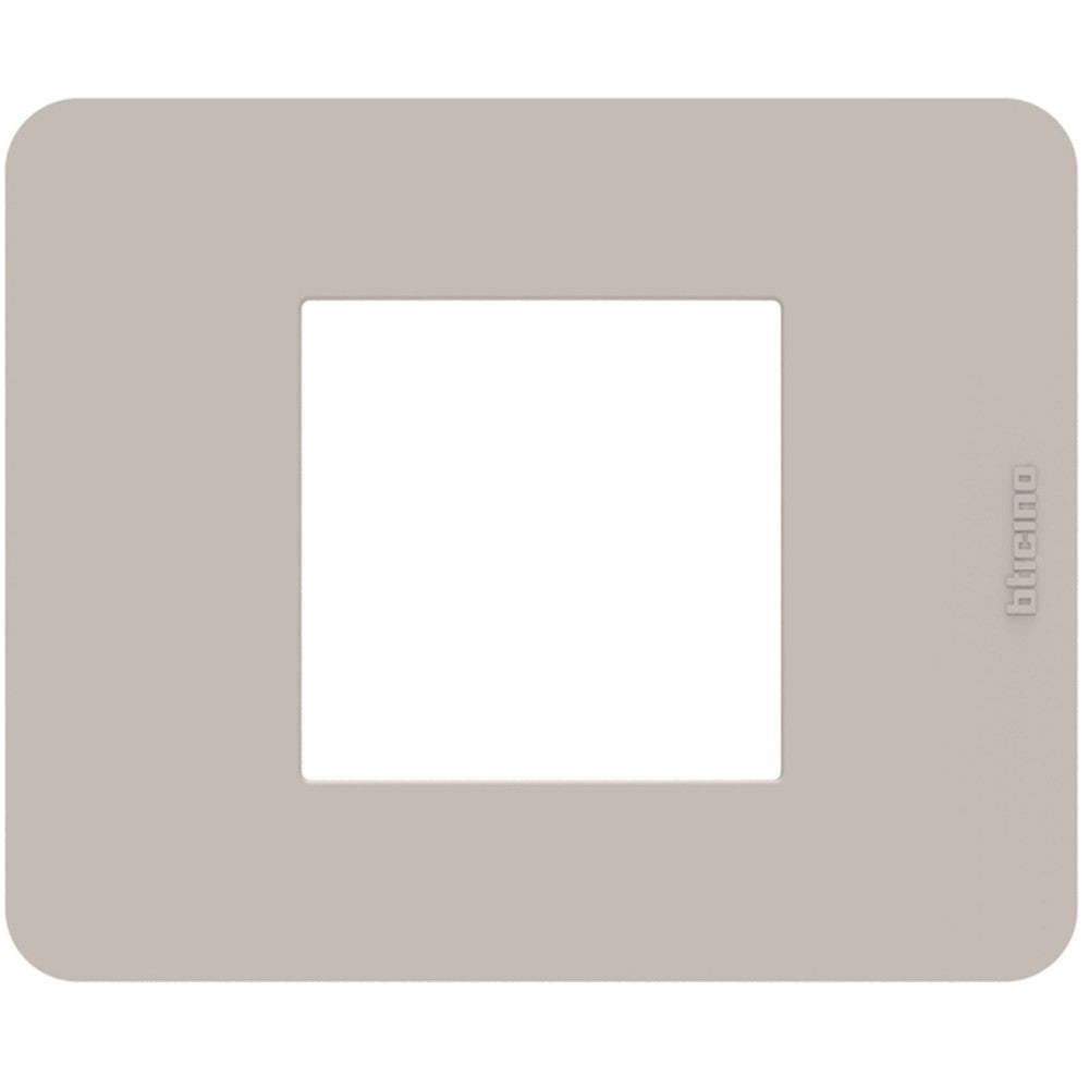 Placca Bticino MatixGO Tones 2 moduli sand, materiale tecnopolimero, design elegante e moderno.