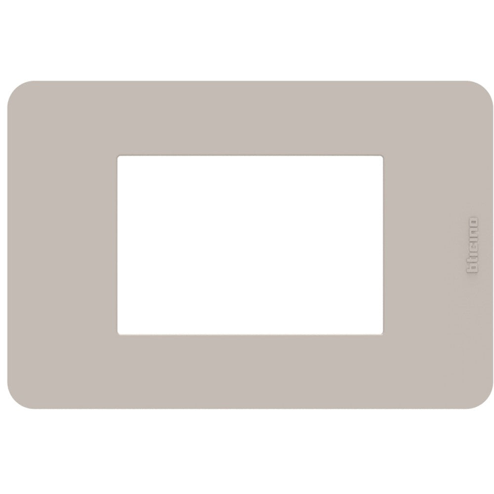 Placca BTicino MatixGO 3 moduli sand JA4803TS, in tecnopolimero, altezza 84.2 mm, larghezza 124.7 mm.